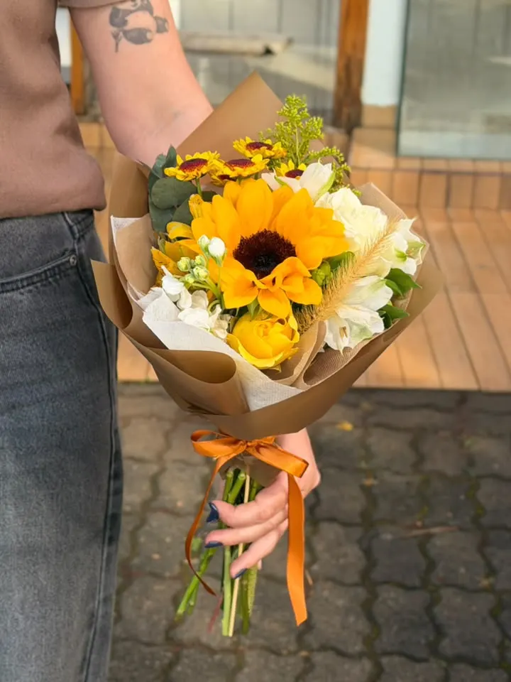 Buquê de girassol com flores do campo