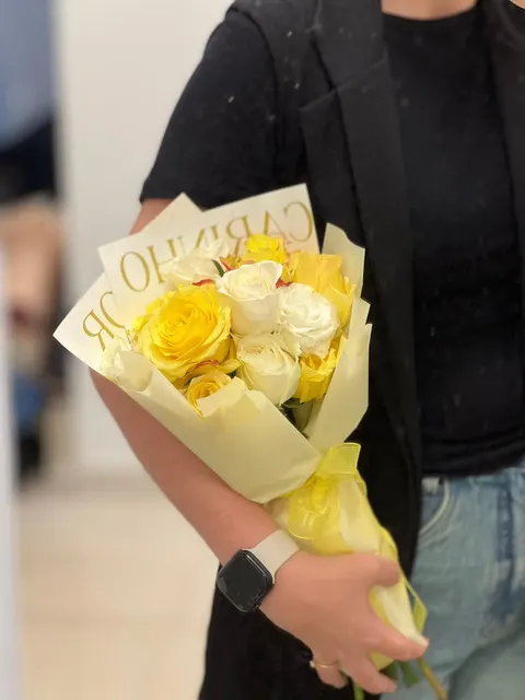 Rosas amarelas e brancas em papel creme