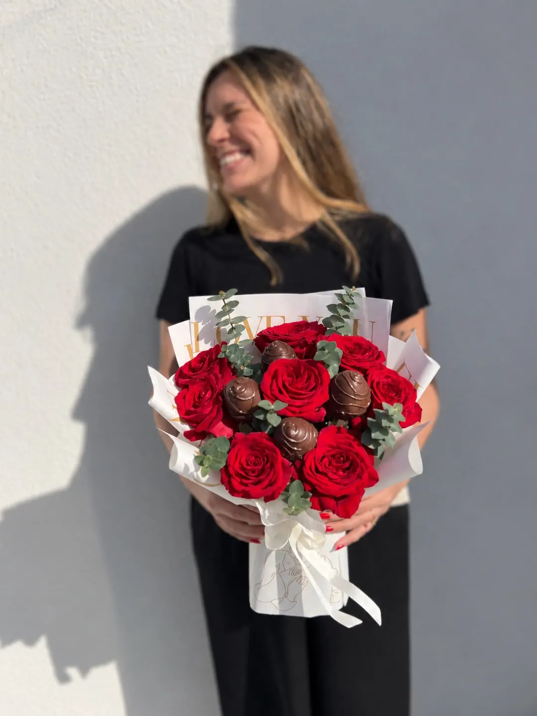 Rosas vermelhas com chocolates, em papel branco