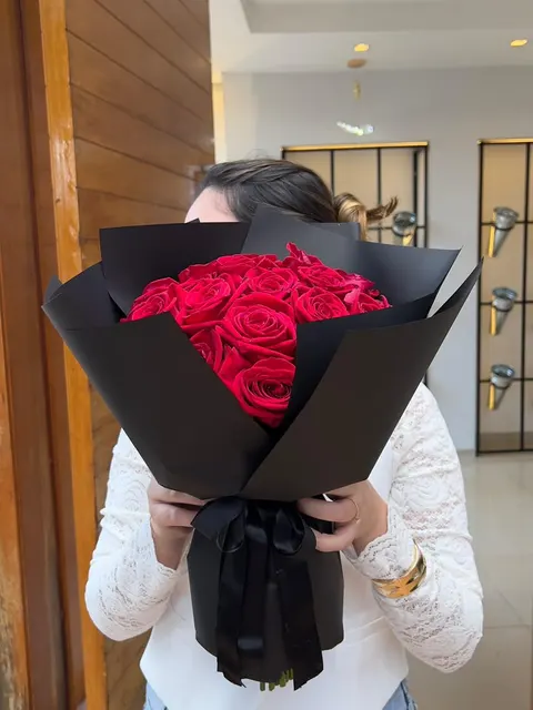 Rosas vermelhas clássicas em papel preto